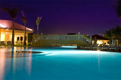 Agua limpia en piscina